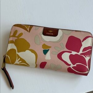 Fossil Women's Pink and Gold Floral Wallet